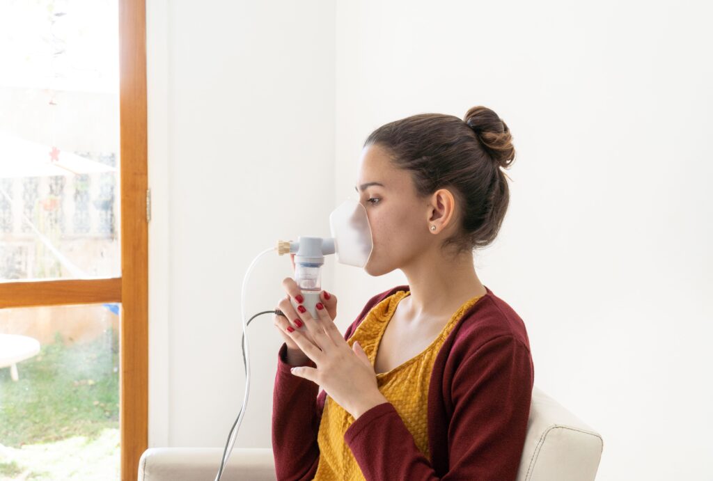 zena inhaluje roztok